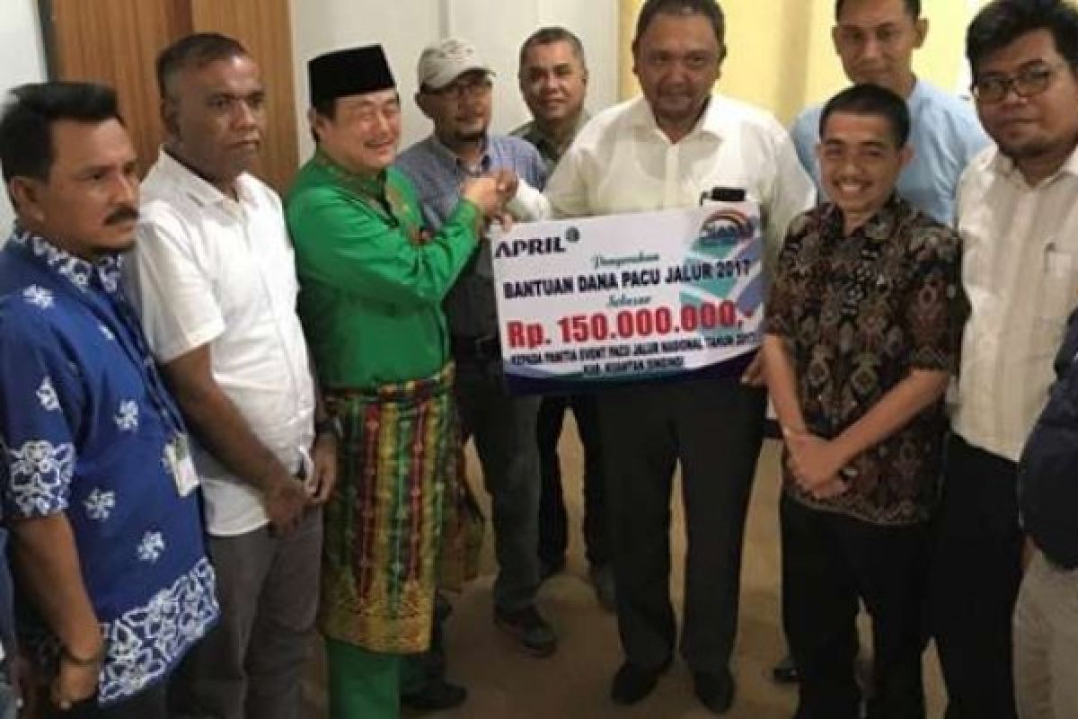 RAPP Serahkan Bantuan Pacu Jalur 2017