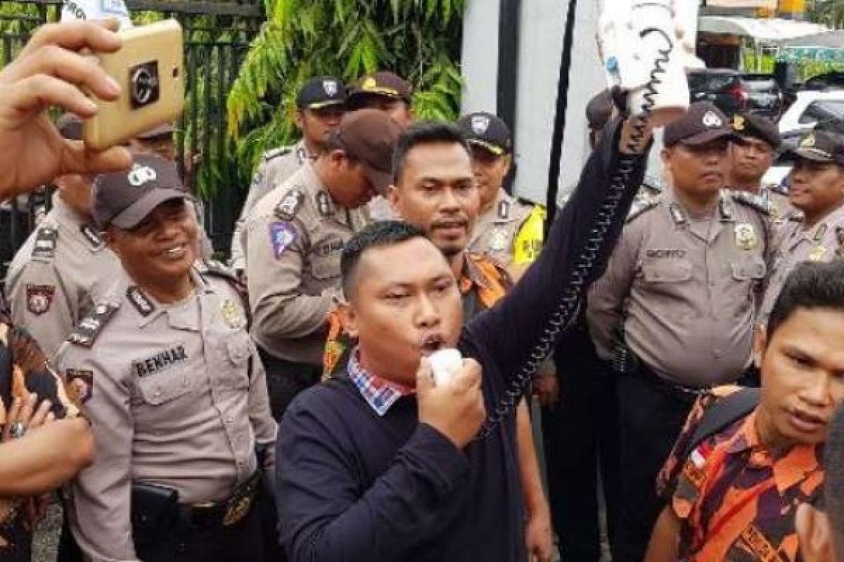 Massa Dari Berbagai Ormas Kepung Gedung Konsulat Malaysia