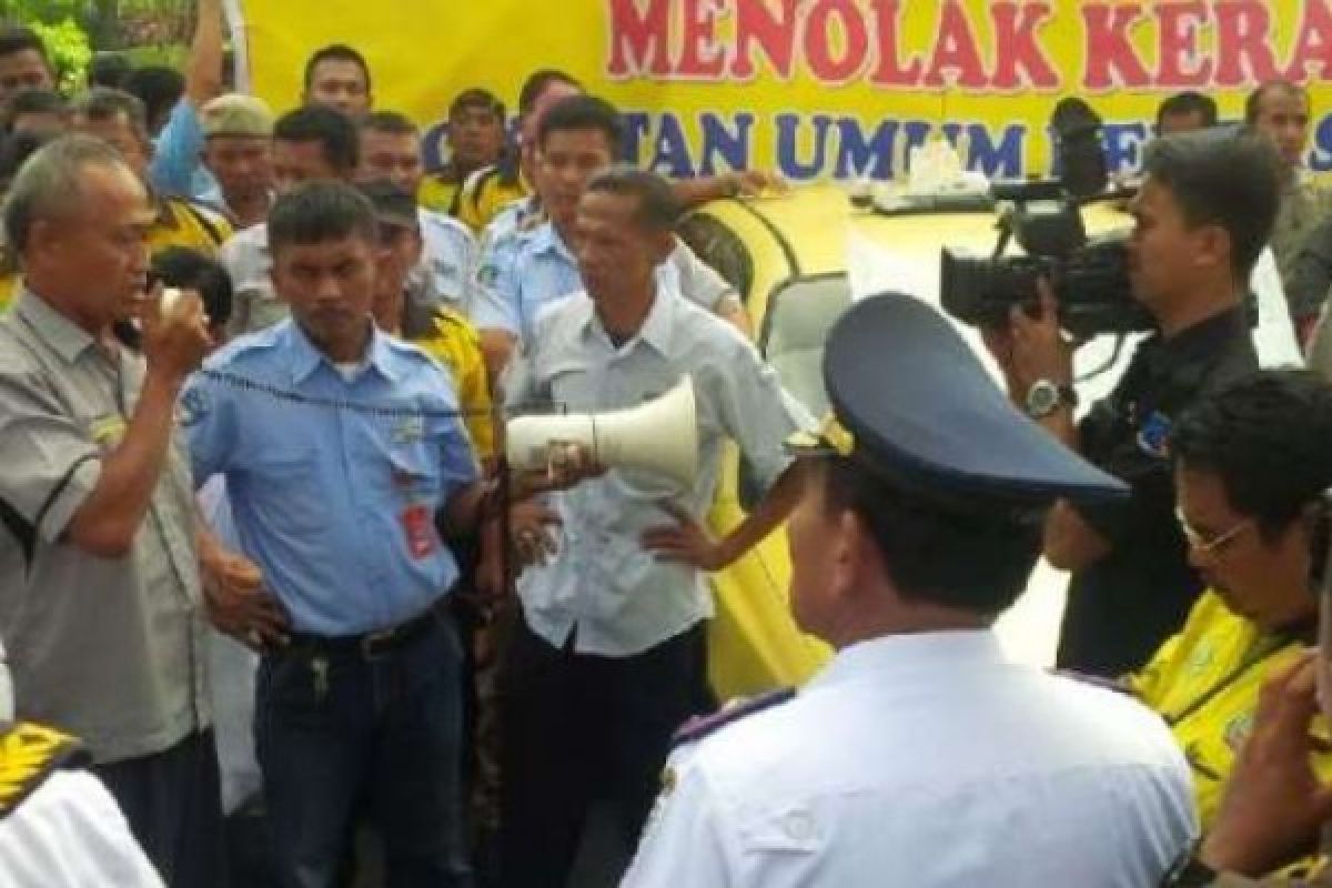 Sembilan Taksi Konvensional Rusak Akibat Bentrokan Dengan Angkutan Daring 