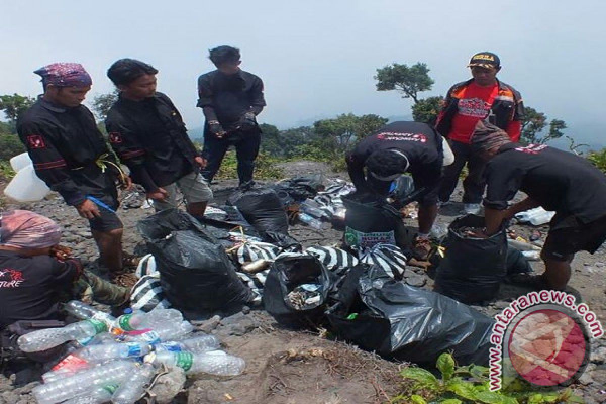 Komunitas "Trashbag" Ajak Pendaki Lakukan Aksi Bersih