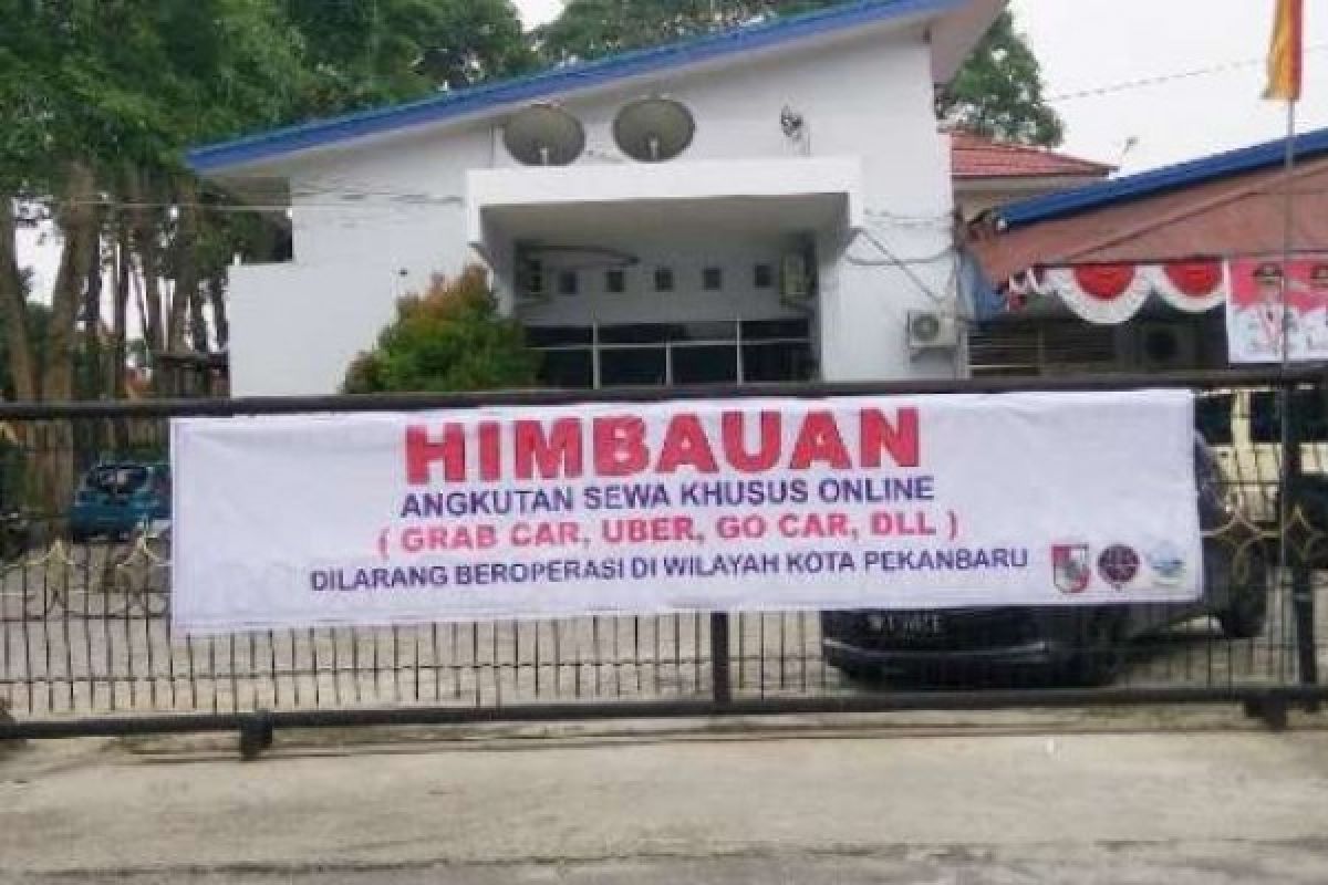 Tak Cukup Imbauan, Dishub Pekanbaru Pasang Spanduk Larangan Angkutan Daring