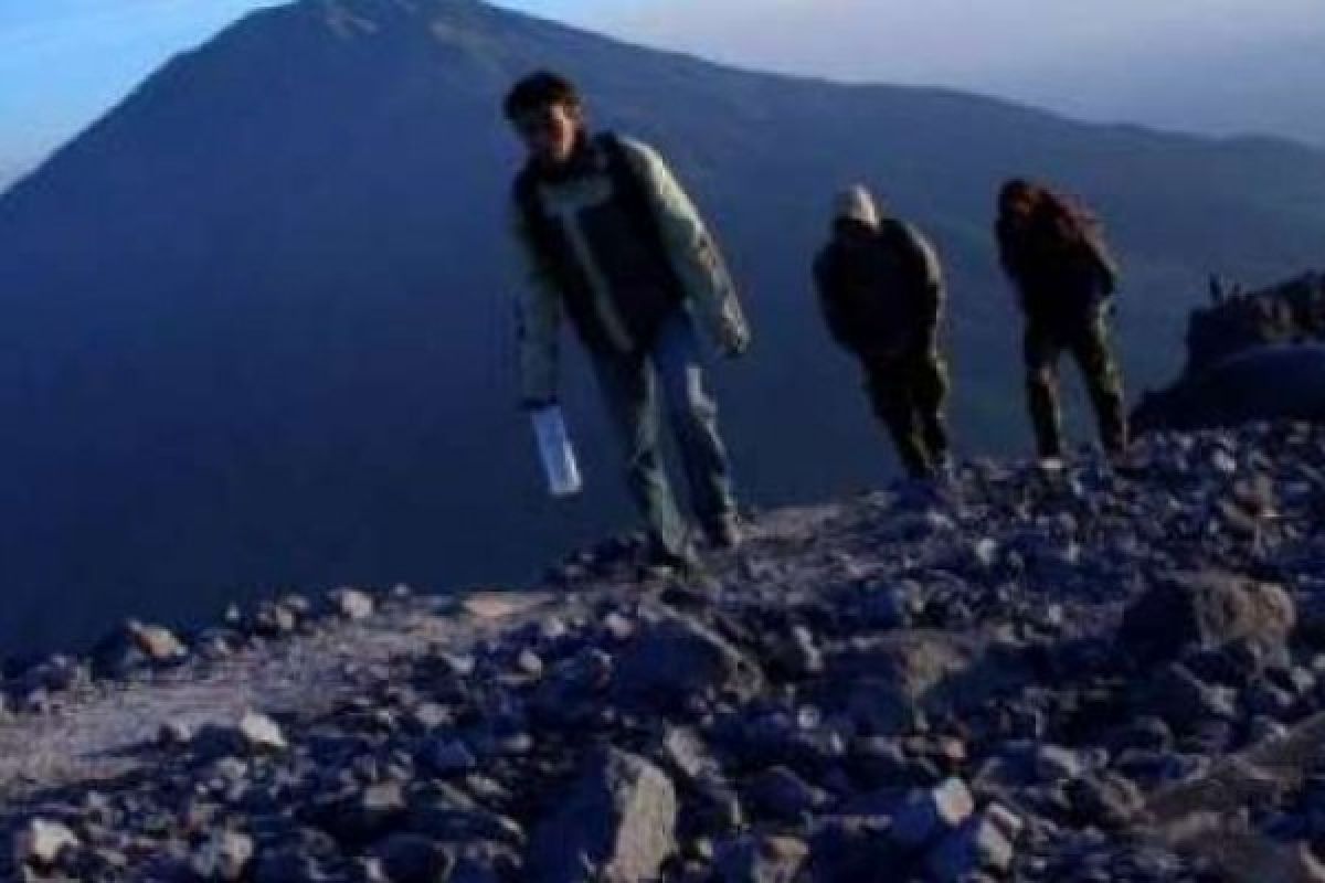 Tim Balai Taman Nasional Gunung Rinjani Temukan Pendaki Yang Tersesat