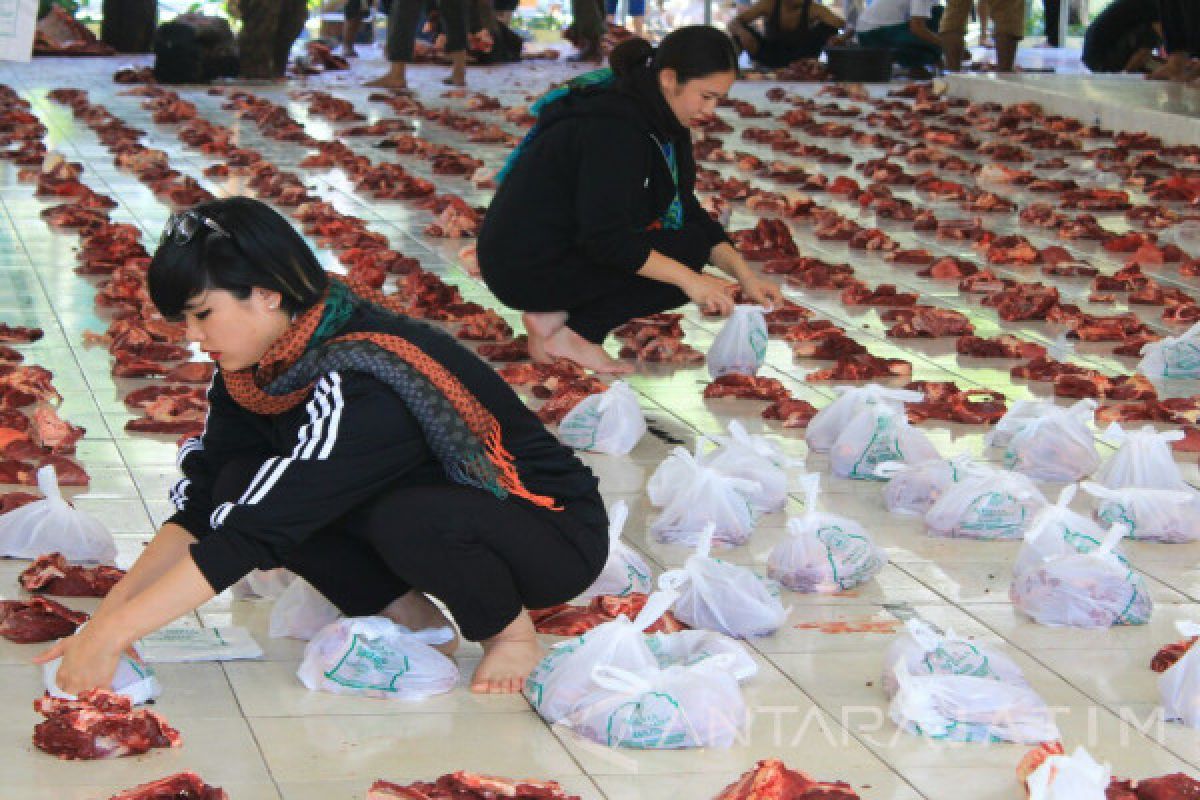 Mahasiswa Jepang Terkesan Tradisi Pembagian Daging Kurban ke Masyarakat