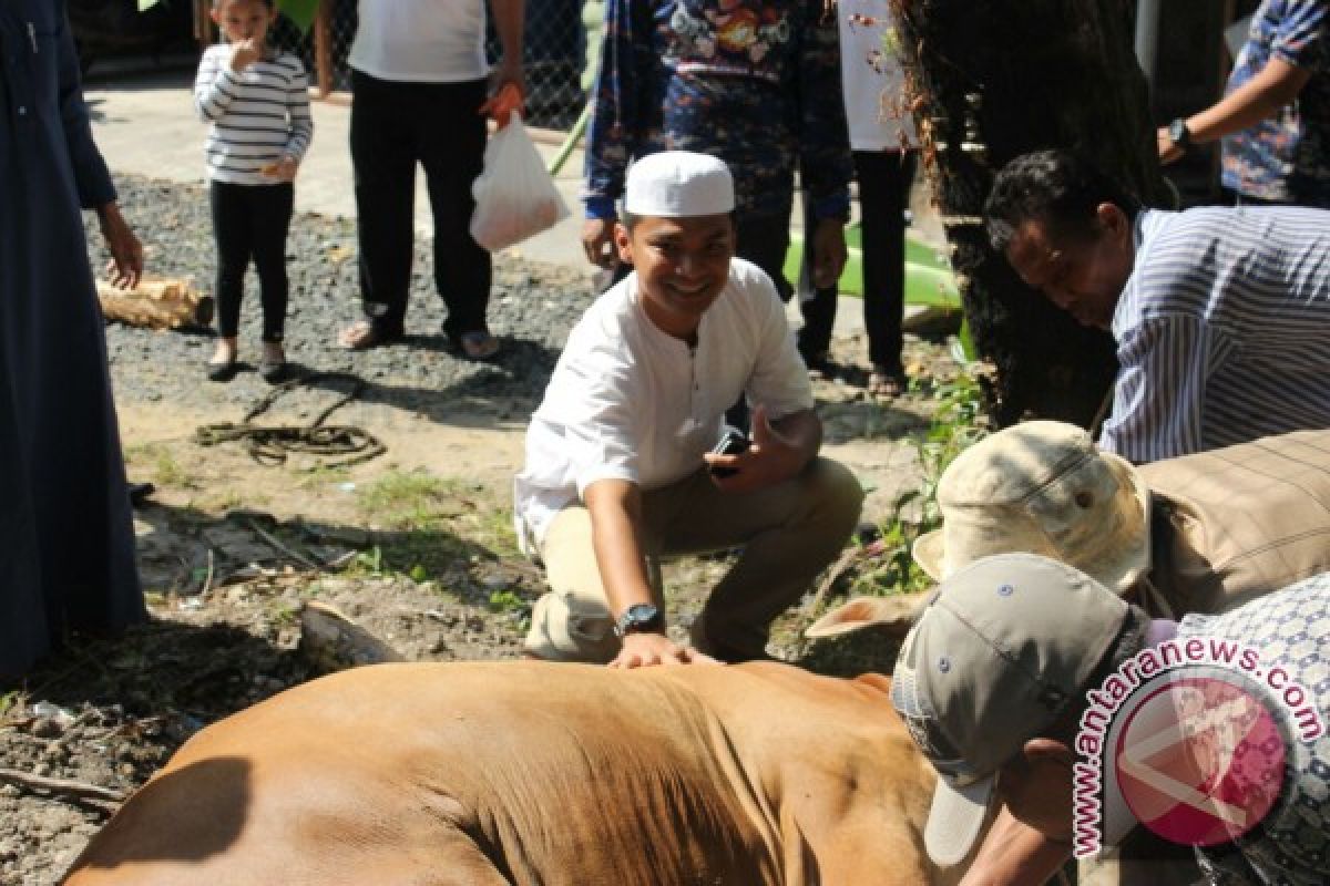 Satpolairud Bagikan Daging Kurban Ke Warga Pesisir