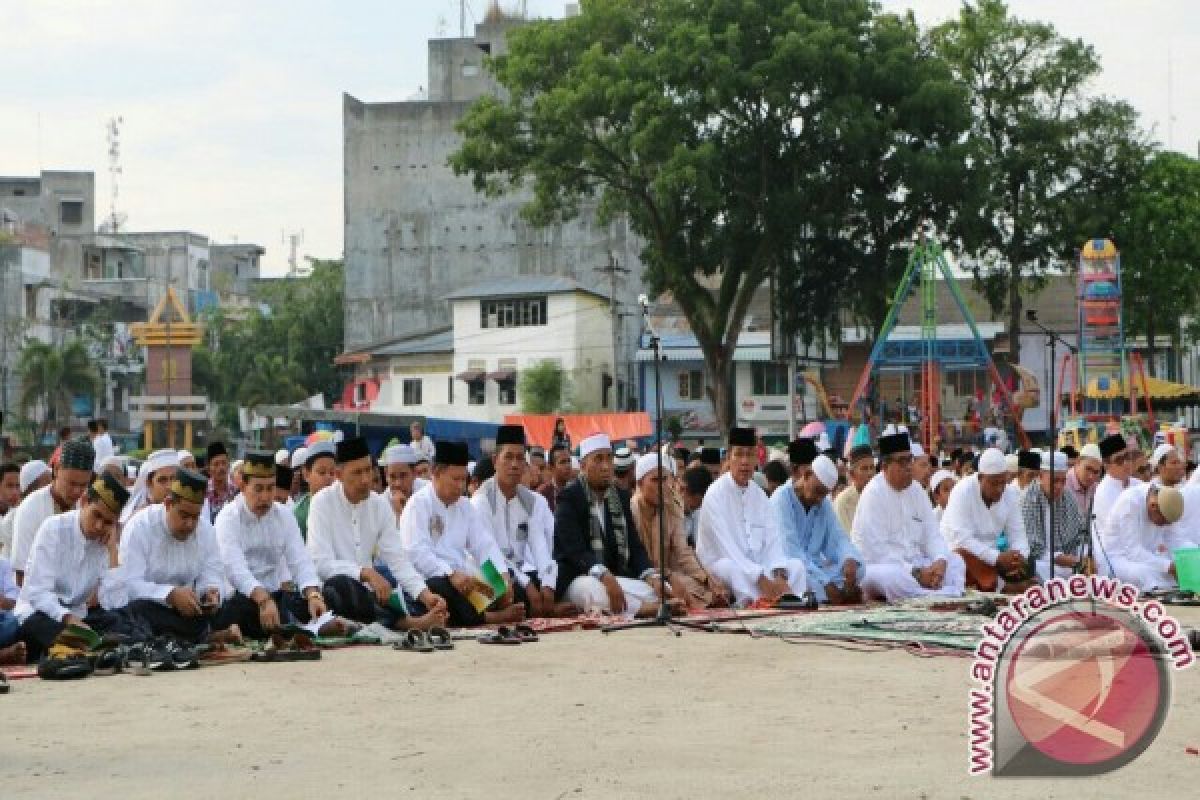 Jajaran Pemkot - Warga Shalat Ief Dilapangan Pasir