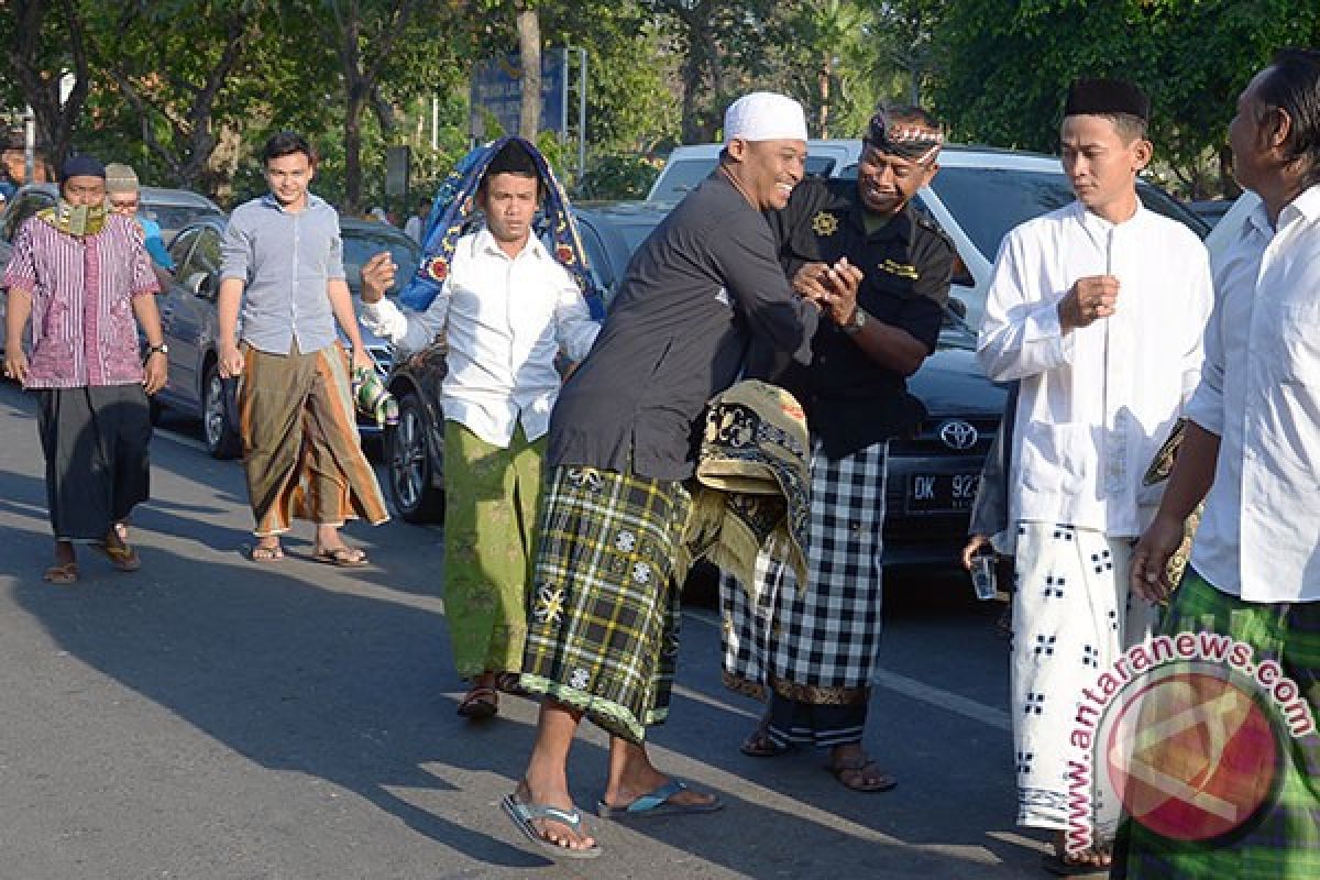 Masjid Taqwa Polda Bali Bagikan 2.000 Bungkus Daging Kurban 