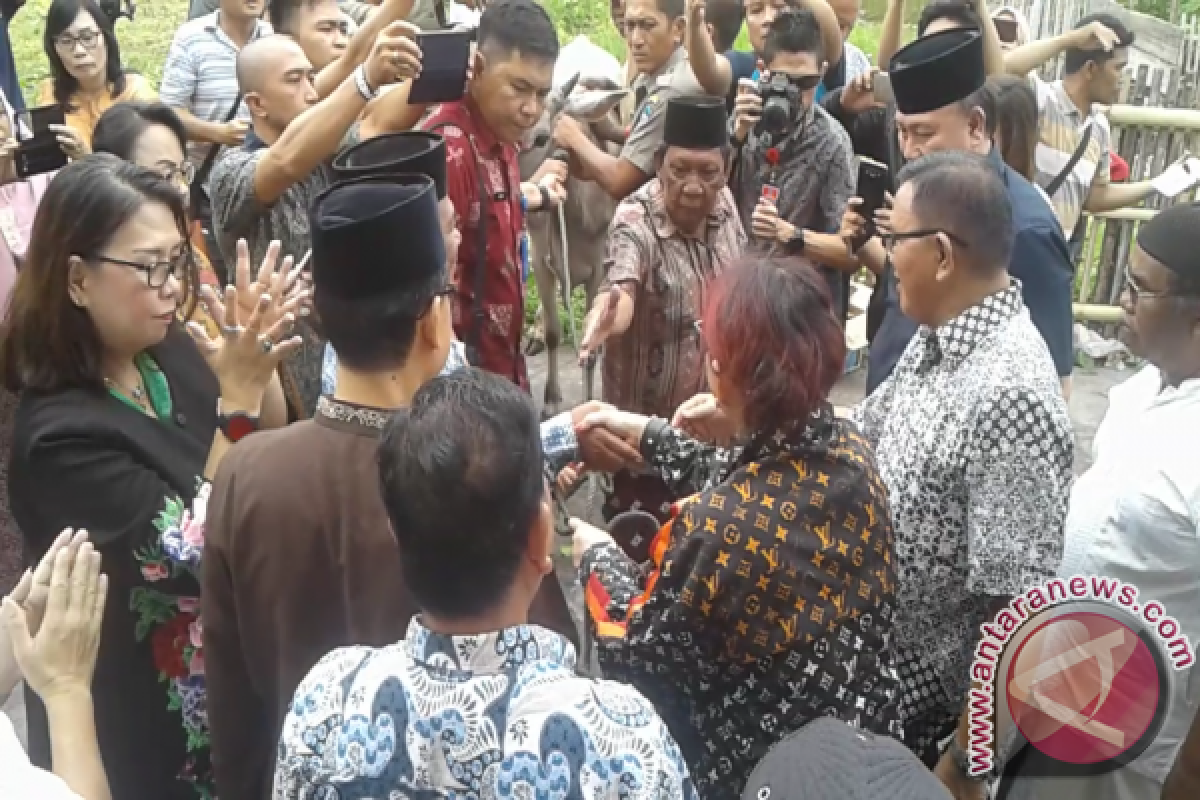 Bupati Minahasa Utara Serahkan Langsung Hewan Qurban