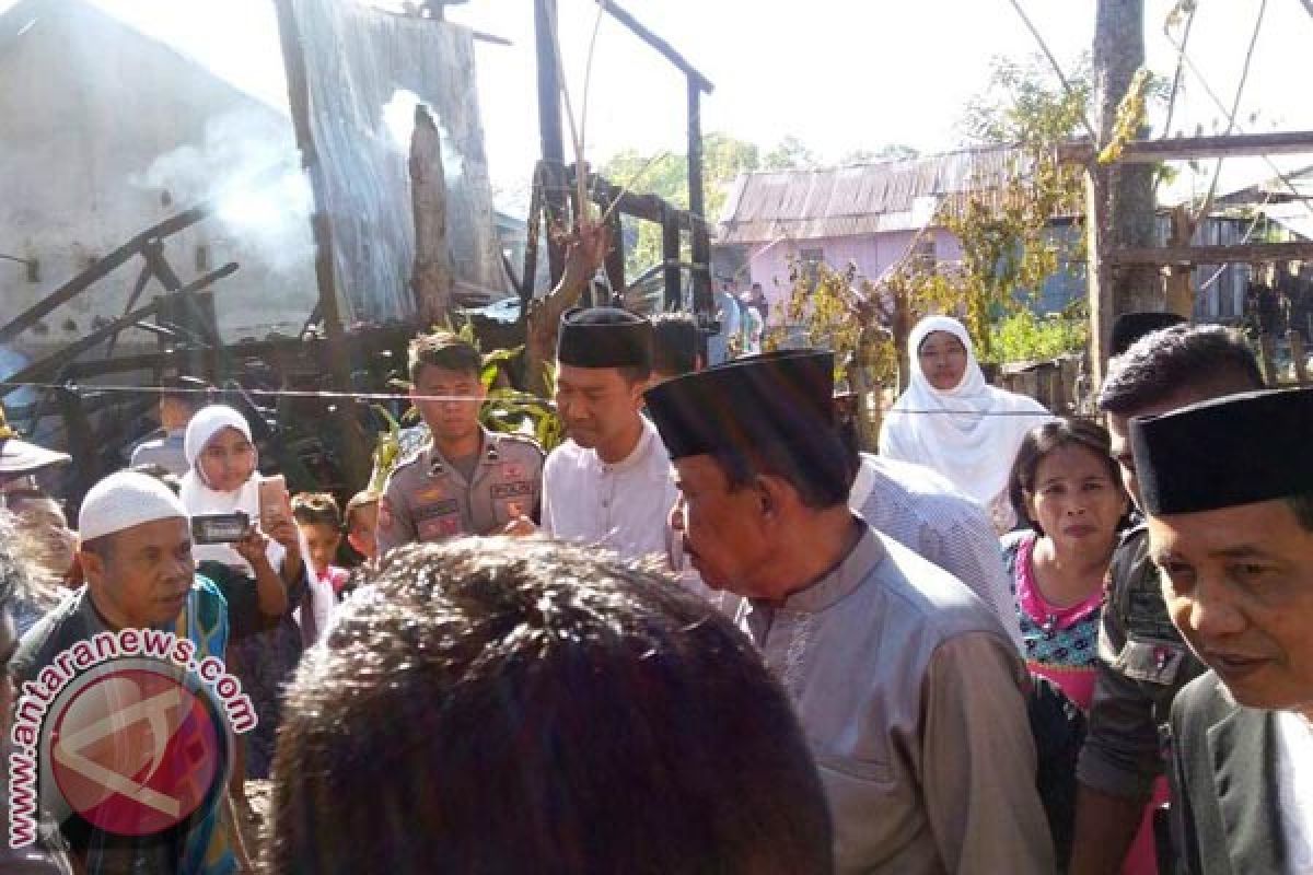Bupati Sinjai Kunjungi Korban Kebakaran Kelurahan Balangnipa