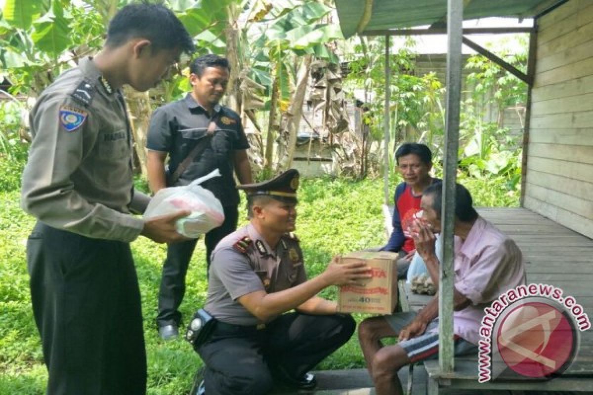 Kapolsek Sungai Raya Berbagi Kebahagiaan Dengan Dhuafa