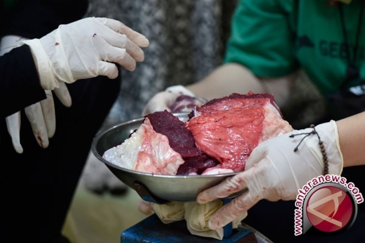 Mahasiswa Jepang Terkesan Tradisi Pembagian Daging Kurban