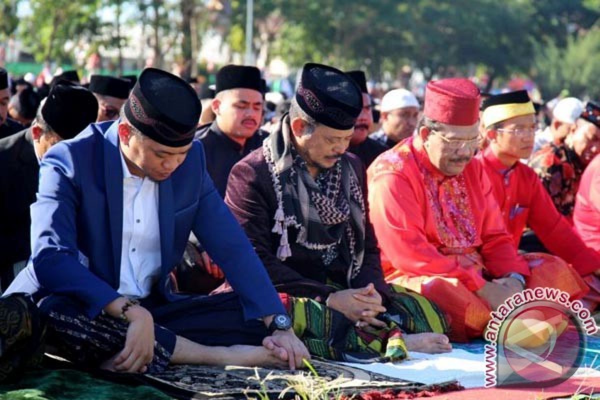 Gubernur Shalat Id Bersama Keluarga Kesultanan Malaysia 