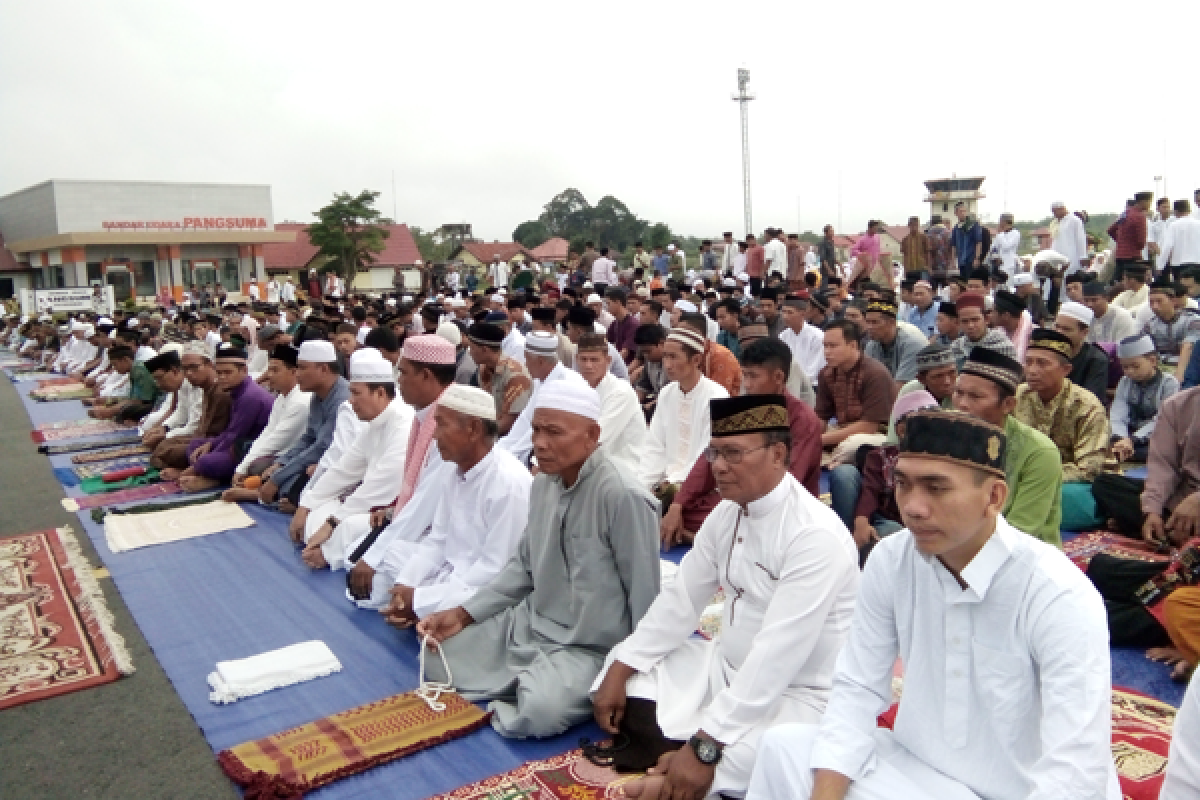 Umat Muslim Sholat di Bandara Pangsuma Putussibau 