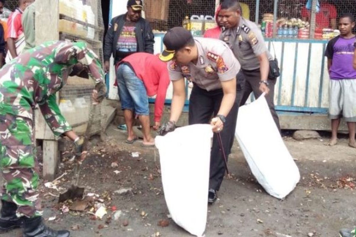 TNI-Polri di Tolikara kerja bhakti sambut Idul Adha 