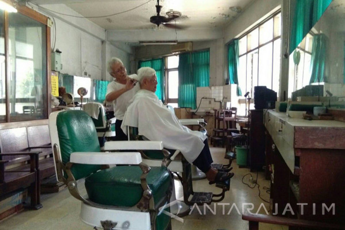 ​Shin Hua, Secuil Kisah Tempat Potong Rambut Tertua di Surabaya 