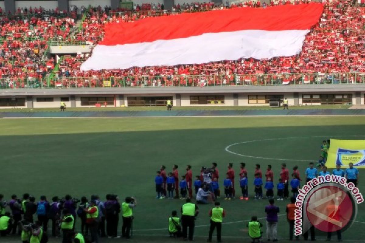 Suporter Timnas Indonesia Tewas Terkena Suar Nyasar