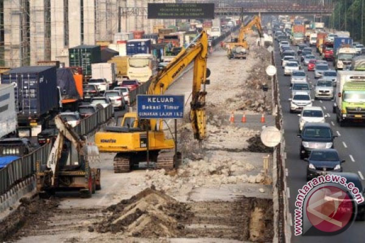 Pengerjaan tol layang Jakarta-Cikampek tutup satu lajur jalan