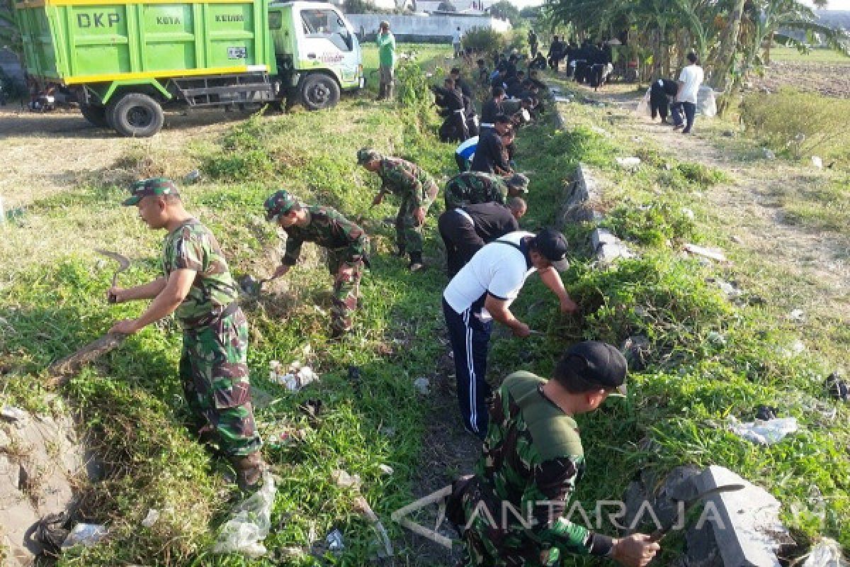 Warga Kediri Bersama PSHT dan TNI Bersihkan Irigasi