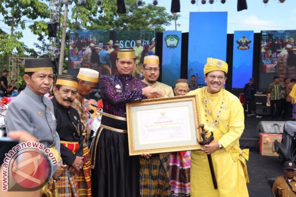 Bupati Gowa Sematkan Gelar Kepada Kesultanan Malaysia