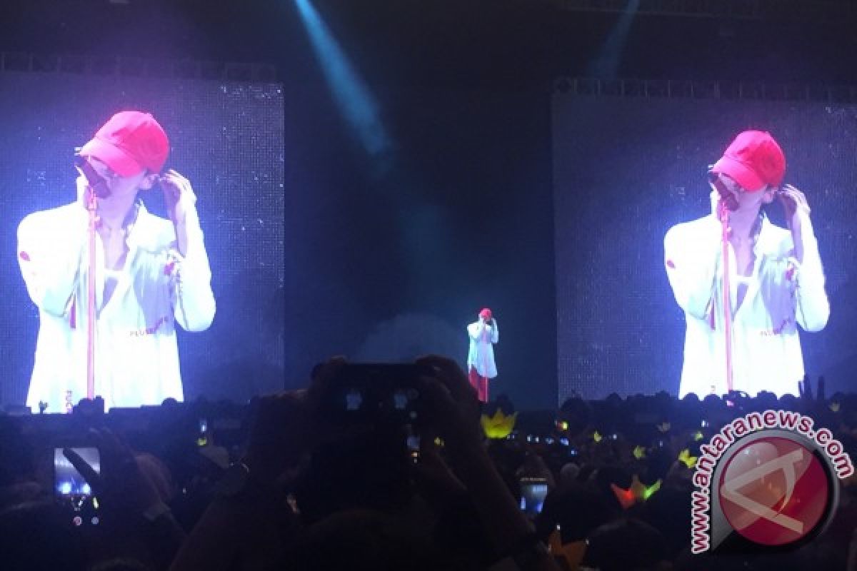 Turun panggung, G-Dragon bikin heboh fans