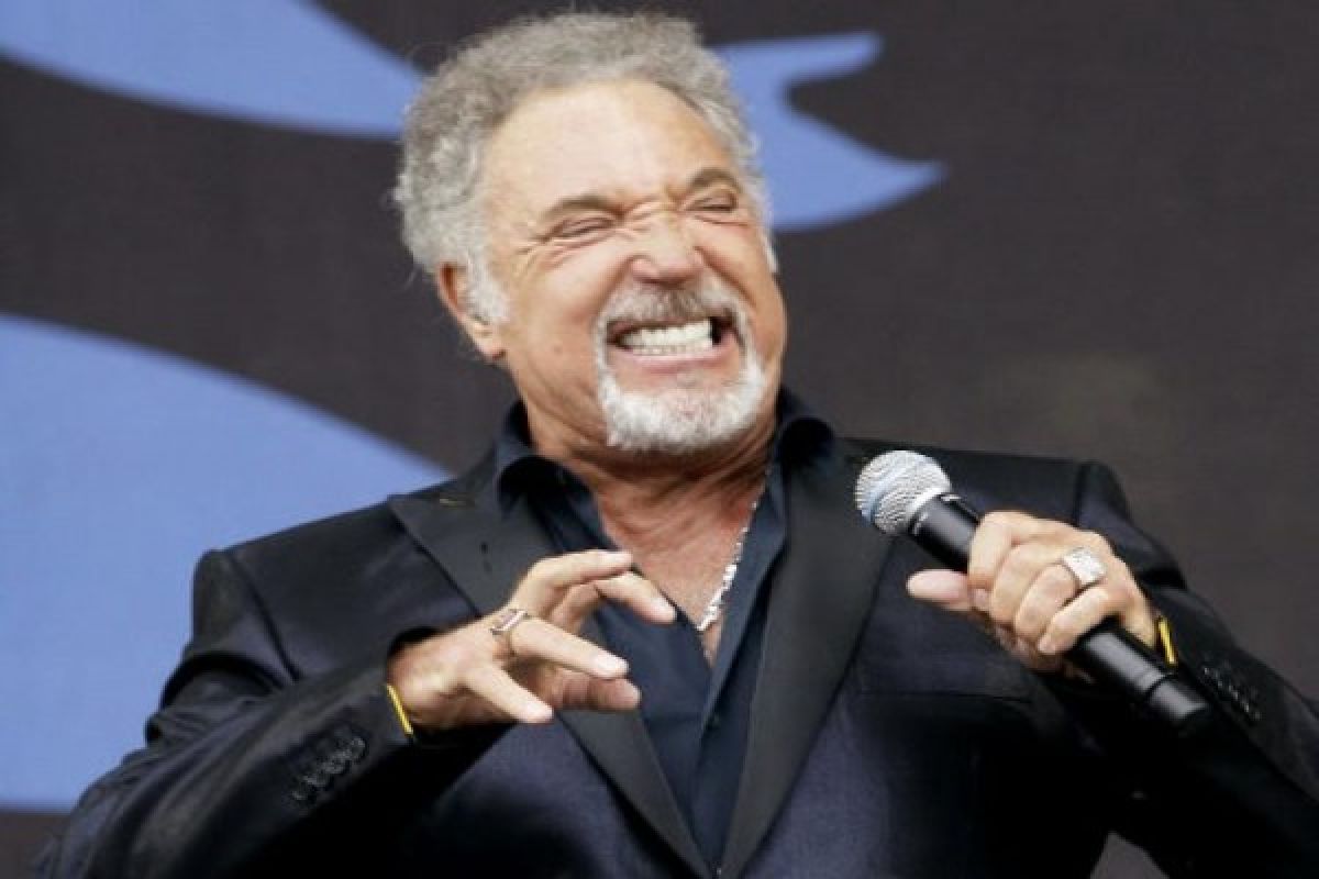  Tom Jones Menunda Ke Amerika Serikat Alasan Kesehatan