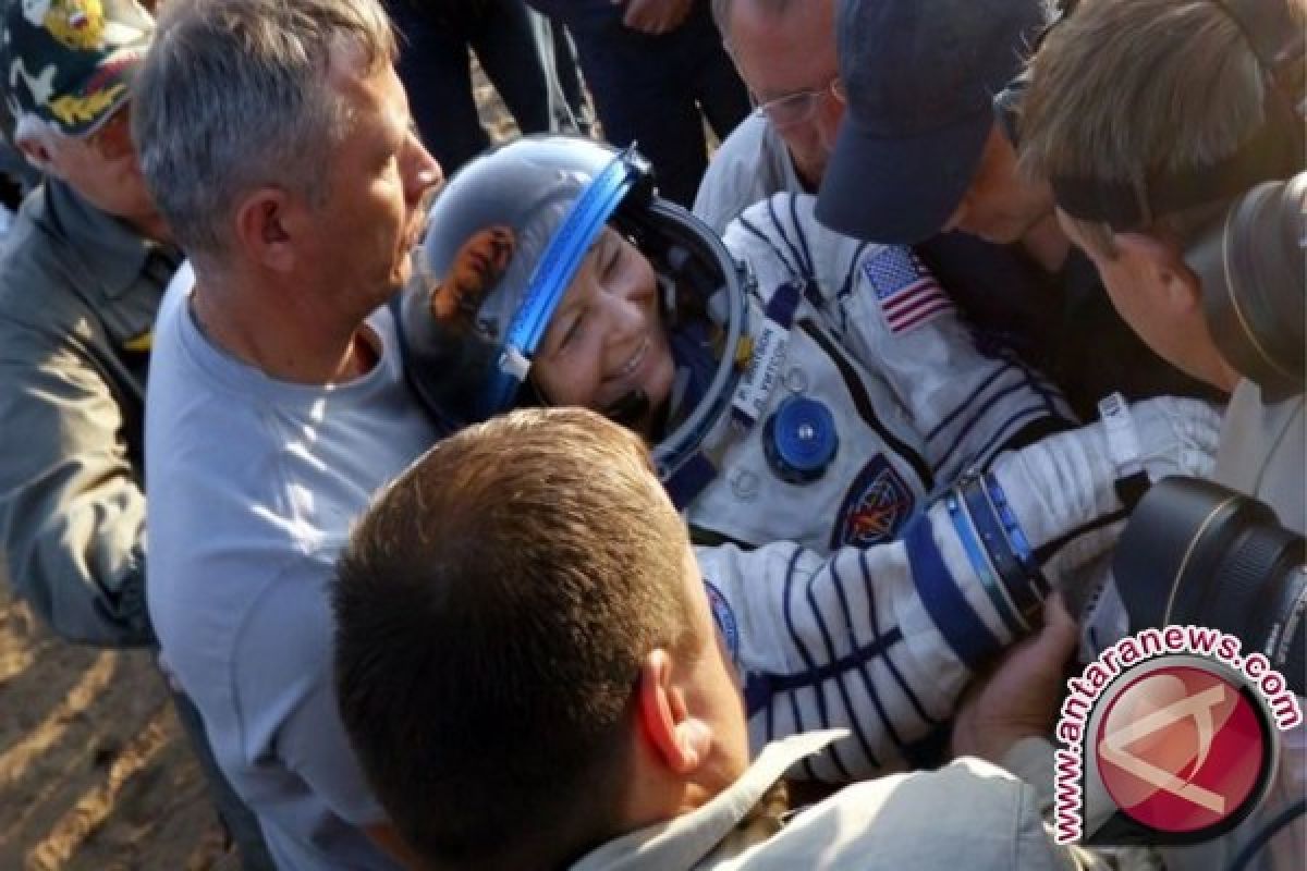 Astronot AS terlama di angkasa pulang ke bumi