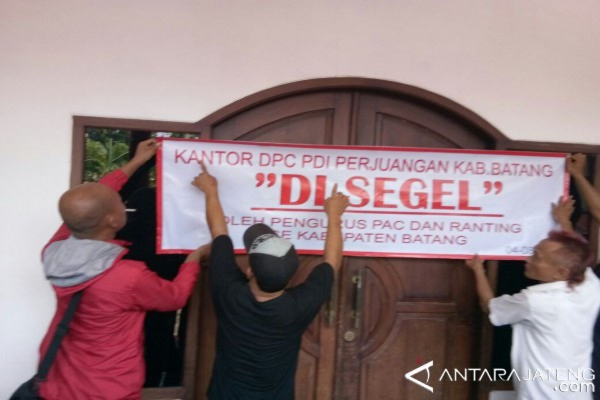 Kader Moncong Putih Segel Kantor DPC PDIP Batang