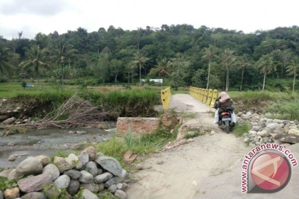 Jembatan Menuju Desa Simatohir Butuh Perbaikan