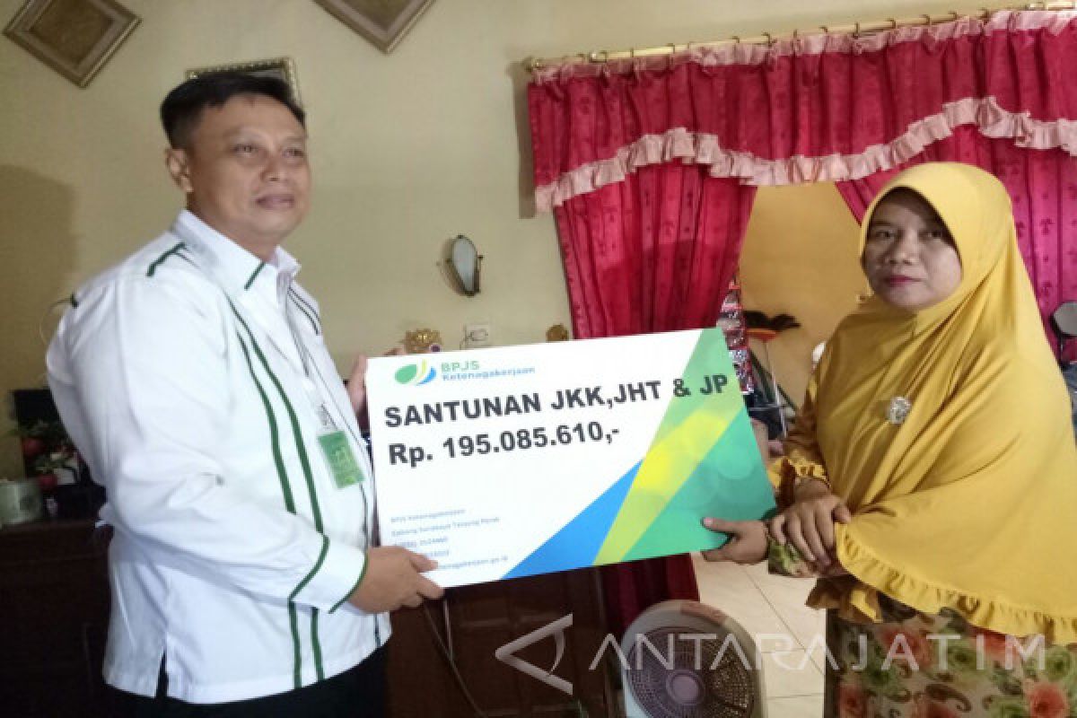 BPJS Ketenagakerjaan Perak Serahkan Santunan Jaminan Kematian 