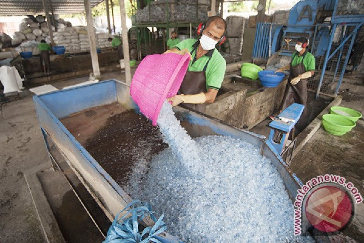 Ibnu Muyyasar bisa belajar sambil berwisata ke Bali berkat sampah