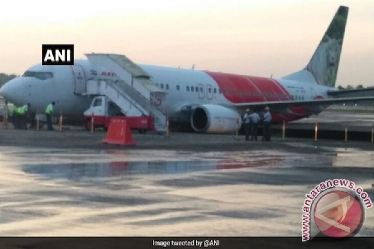 Boeing B-737-800 Air India Express bablas ke selokan