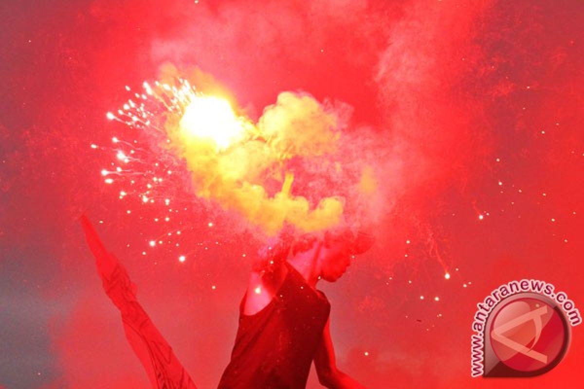 Panpel sesalkan penyalaan "flare" sehingga Persebaya didenda