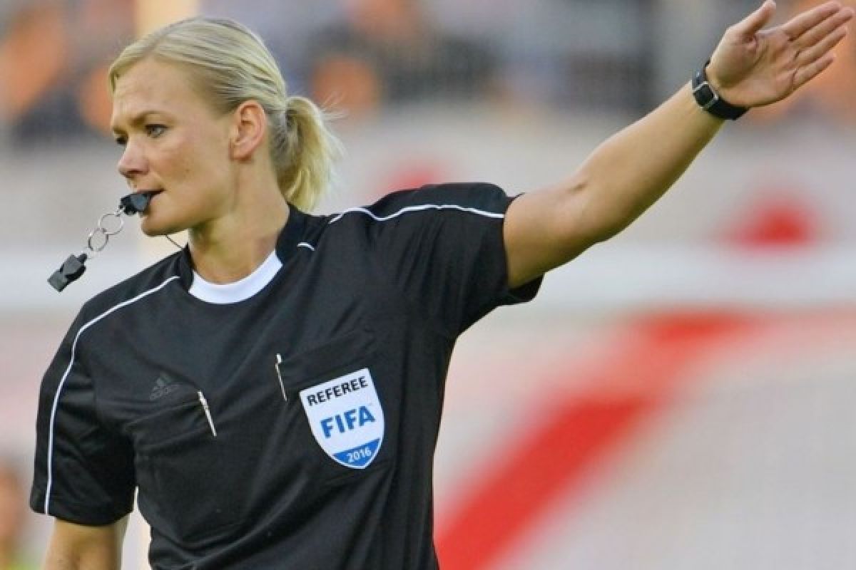 Steinhaus wanita wasit pertama di Liga Jerman