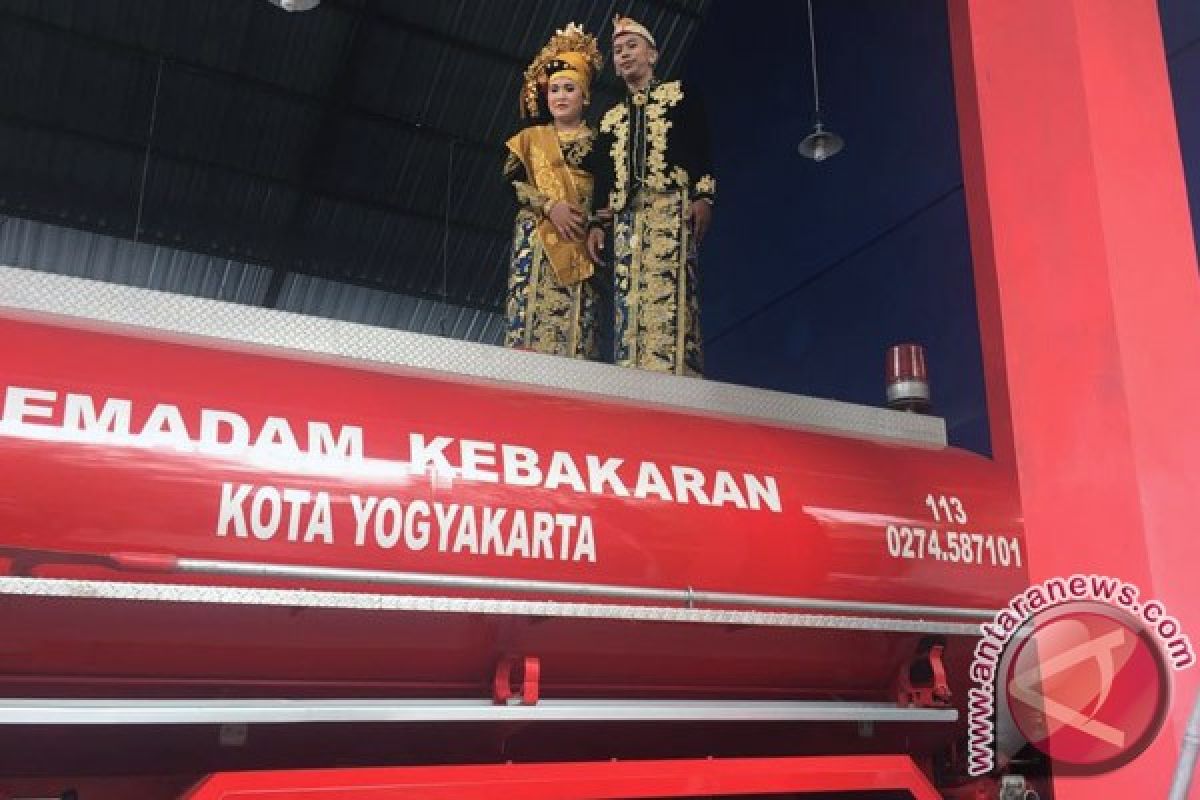 Mobil Damkar disulap menjadi "catwalk" dadakan