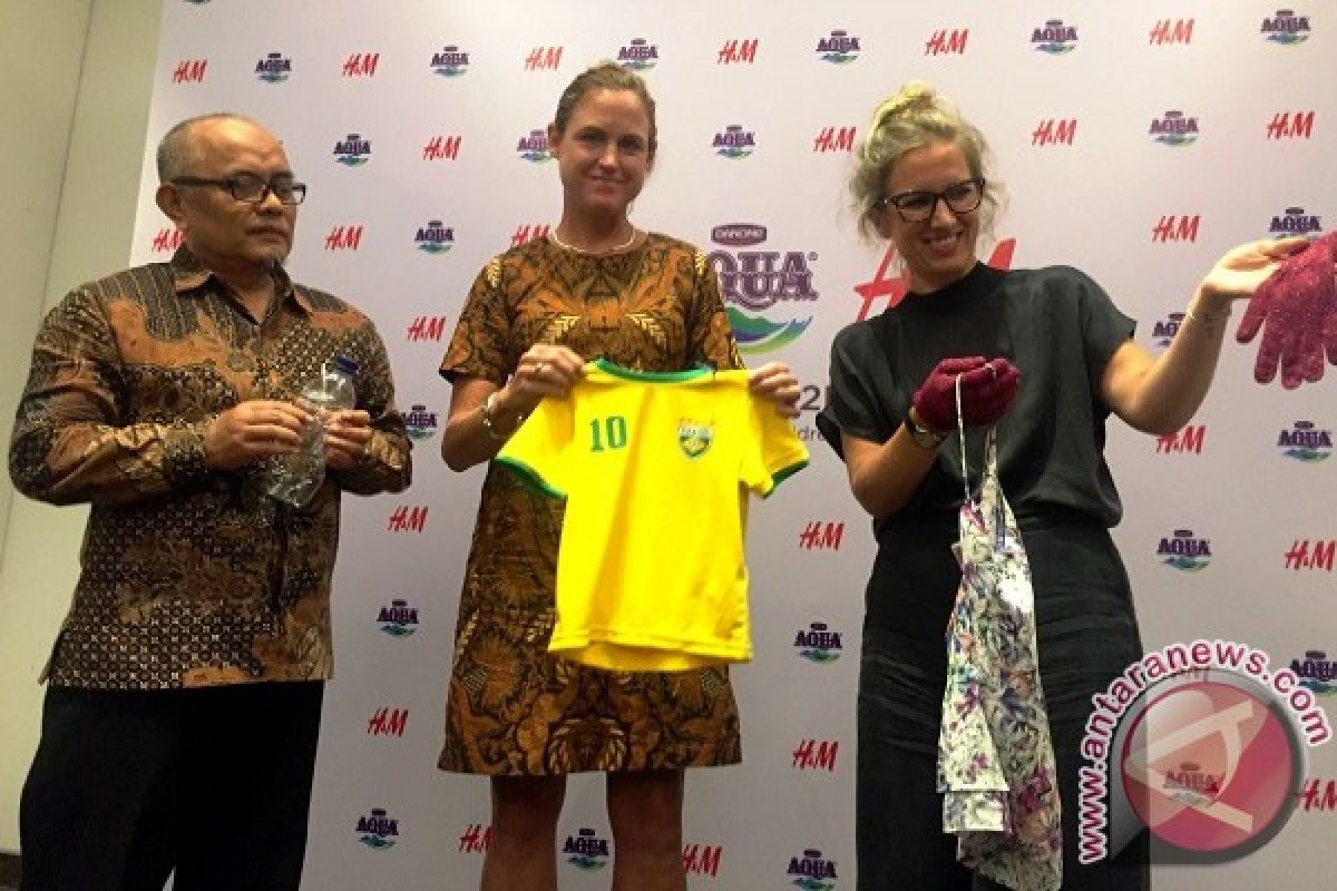 Pemerintah Dukung Danone AQUA dan H&M Pengolahan Sampah Botol Plastik Menjadi Produk Fashion 