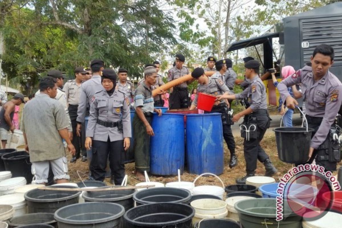 Polda NTB Salurkan Air Bersih Ke Daerah Kekeringan