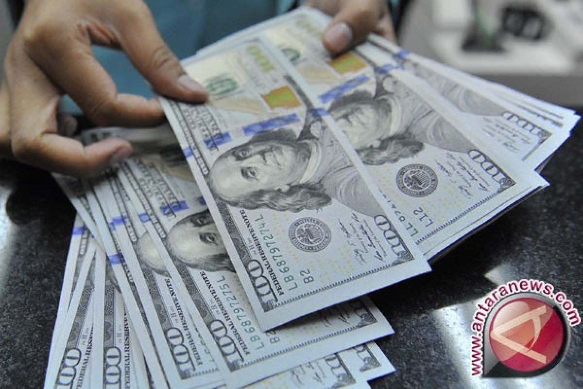 Dolar menguat  setelah aksi jual saham