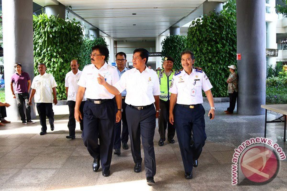 Wagub Tinjau Pelayanan Kedatangan Bandara Ngurah Rai