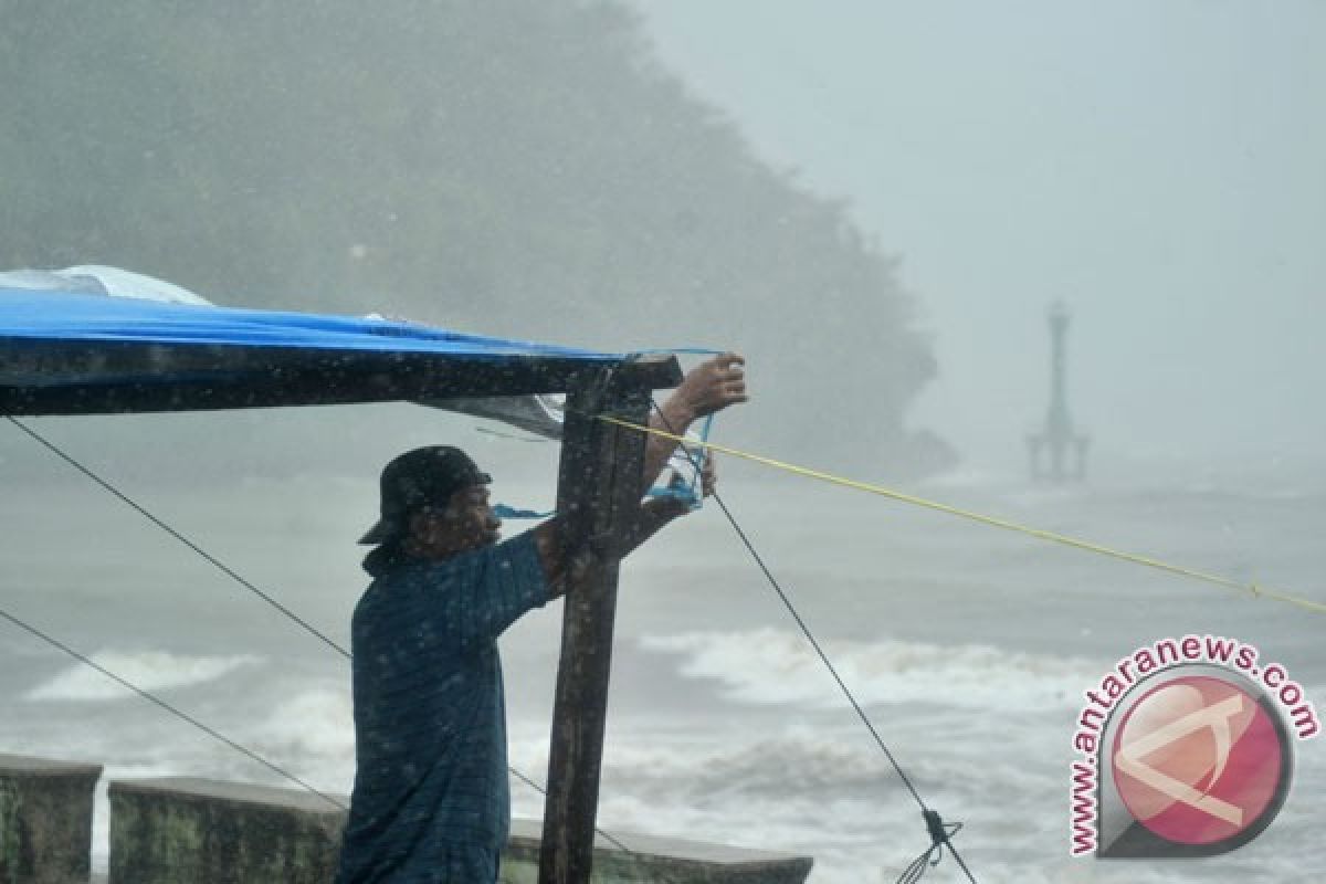 BMKG: waspada hujan lebat-petir di Lampung