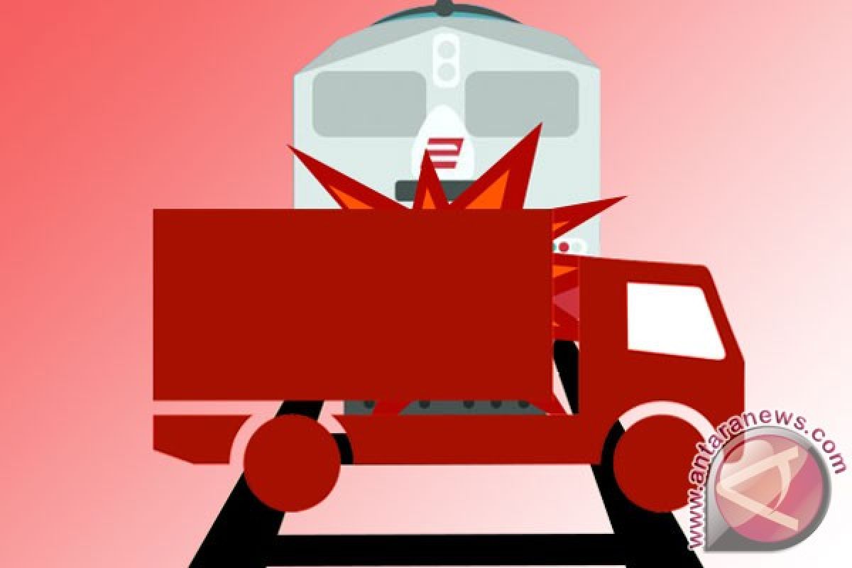 Kereta api tabrak truk semen di Tebing Tinggi, ajaib, pengemudi truk hanya luka ringan