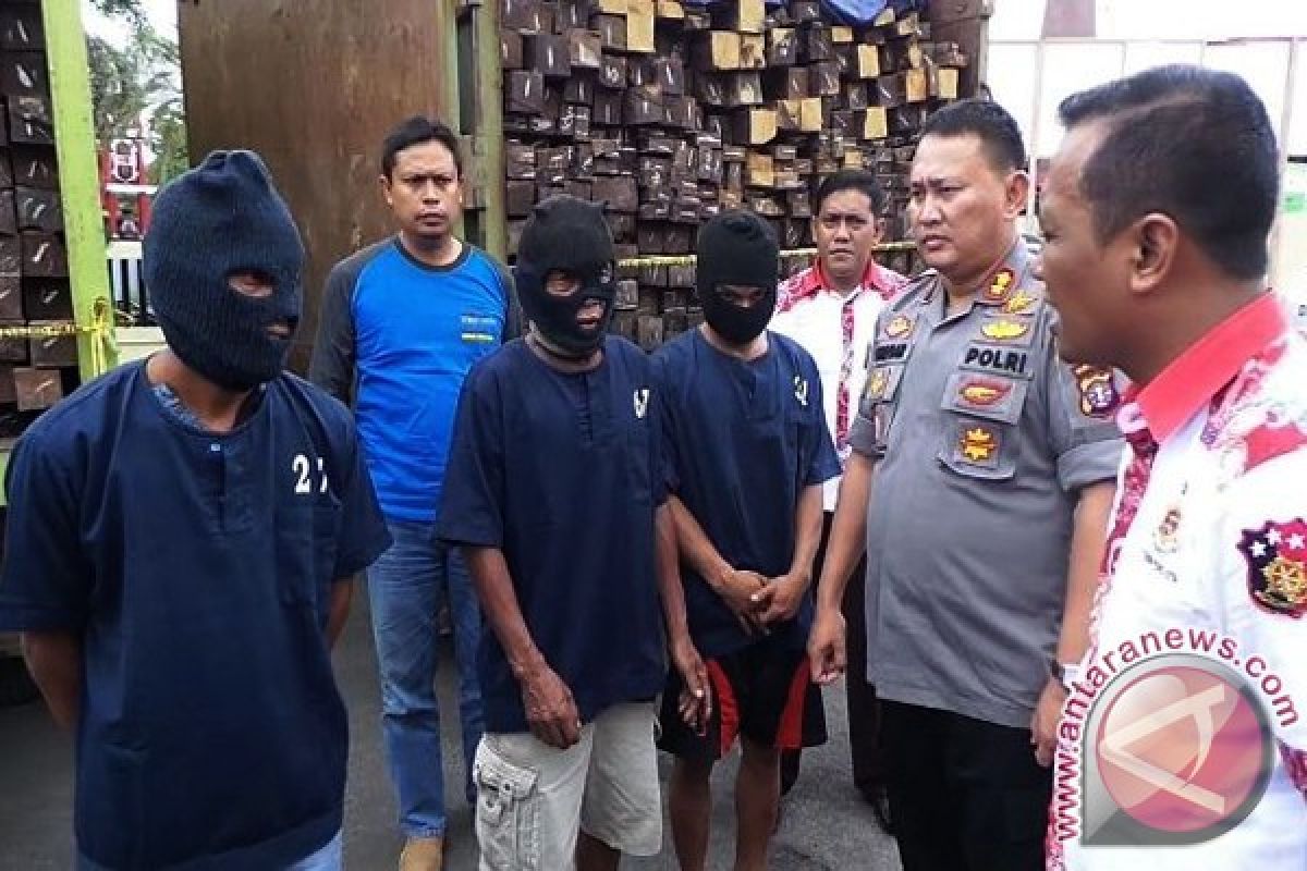 Seribu Lebih Kayu Ilegal di Parenggean Disita Polisi