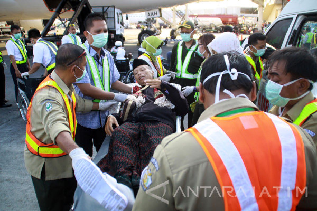 Kepulangan 13 Jamaah Haji Debarkasi Surabaya Tertunda