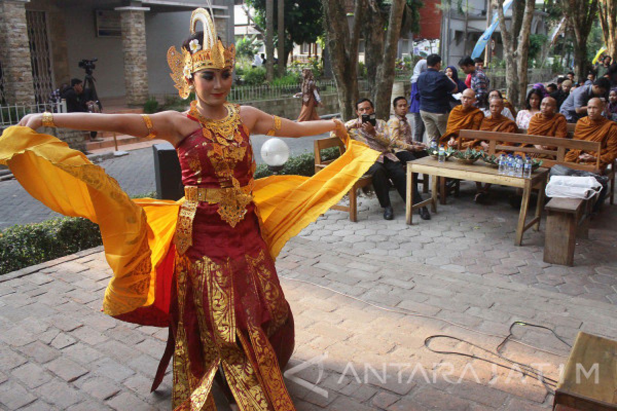 Nasi goreng dan Tari Merak tarik perhatian warga Inggris di Colchester,