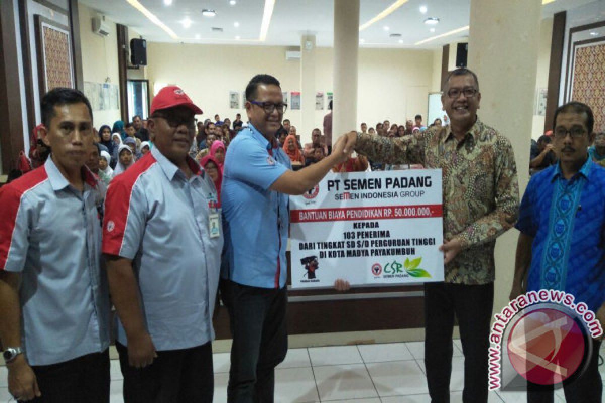 103 Pelajar  Payakumbuh Terima Bantuan Pendidikan  Semen Padang