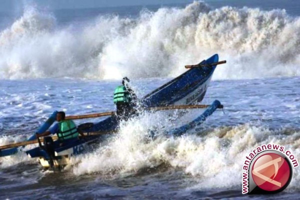 BMKG: gelombang Selat Karimata mencapai 3,0 meter