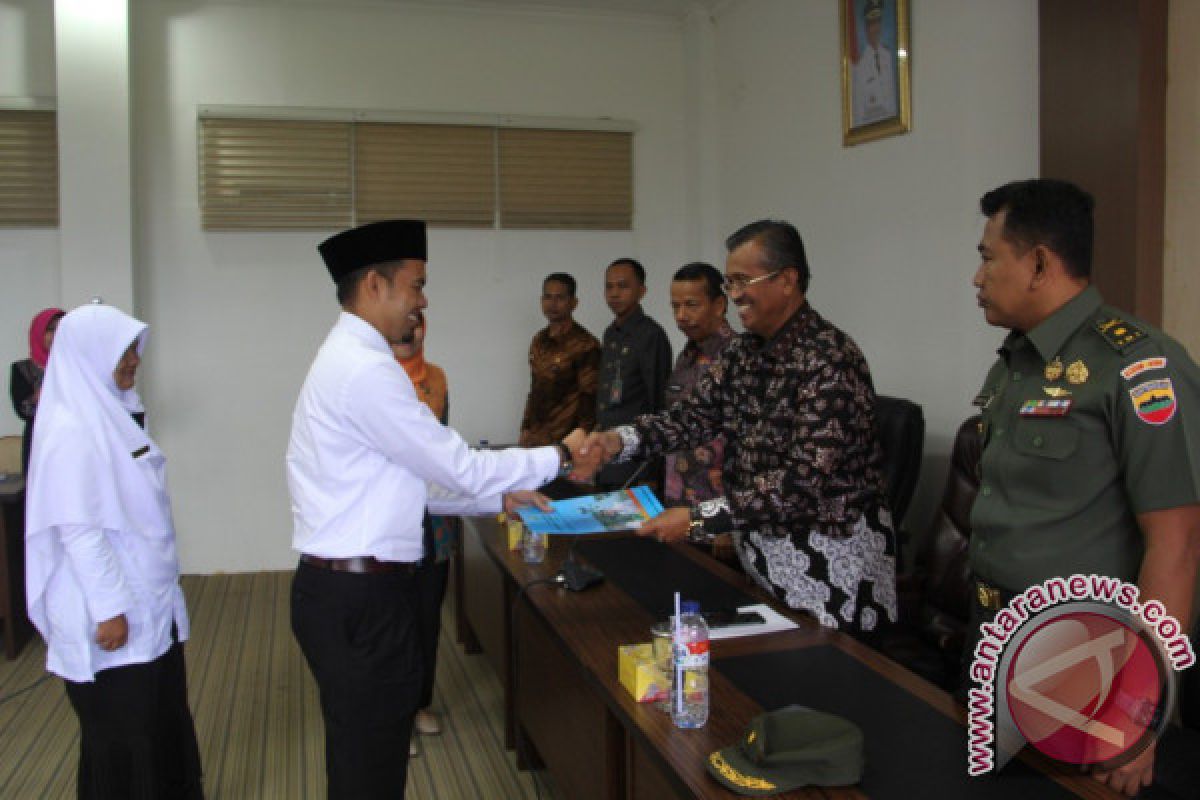 Bupati Solok Serahkan SK CPNS 15 THL Penyuluh Pertanian