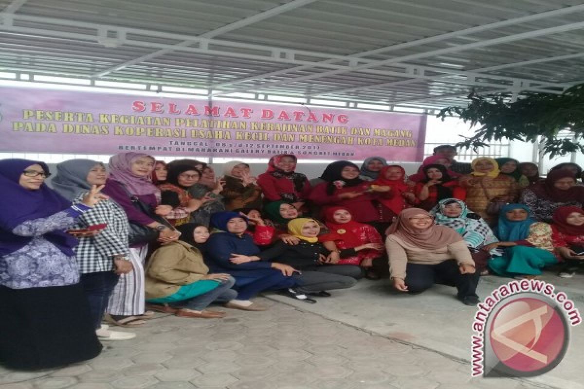 Pemkot Medan Melatih Perempuan Membatik 