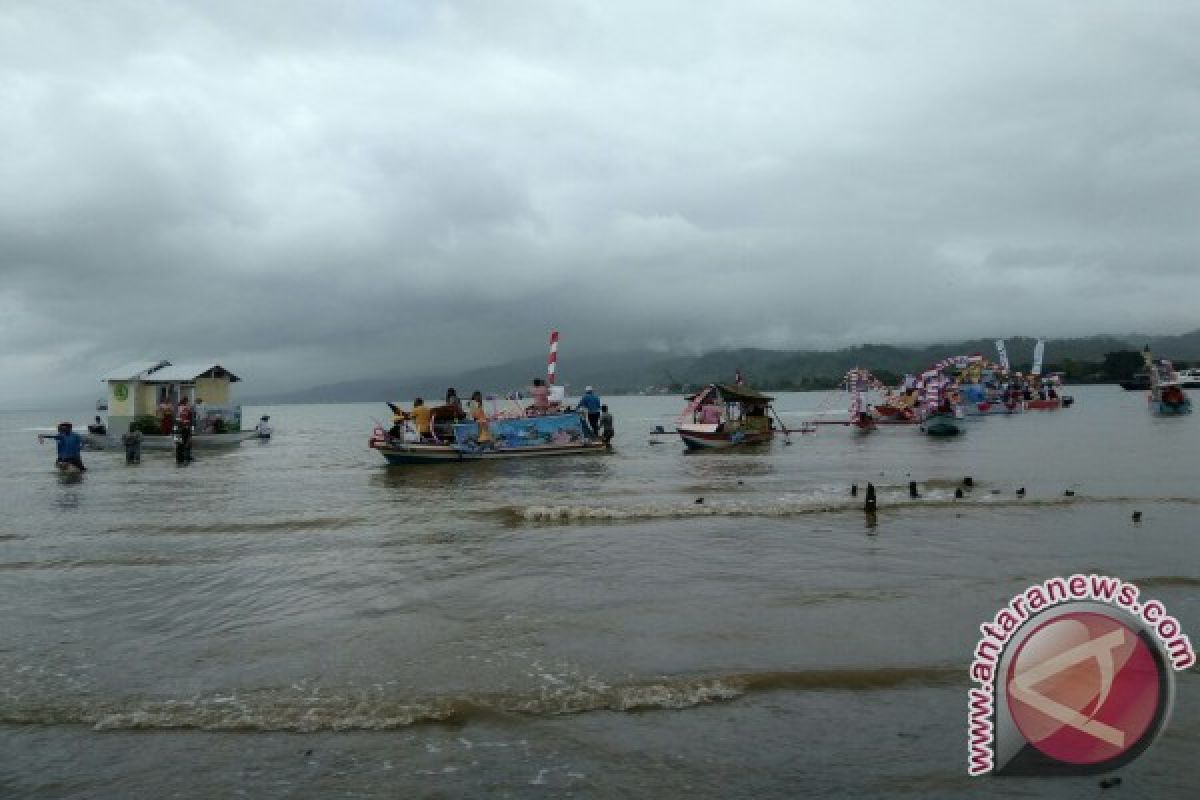 Parade Perahu Hias Meriahkan Festival Teluk Ambon
