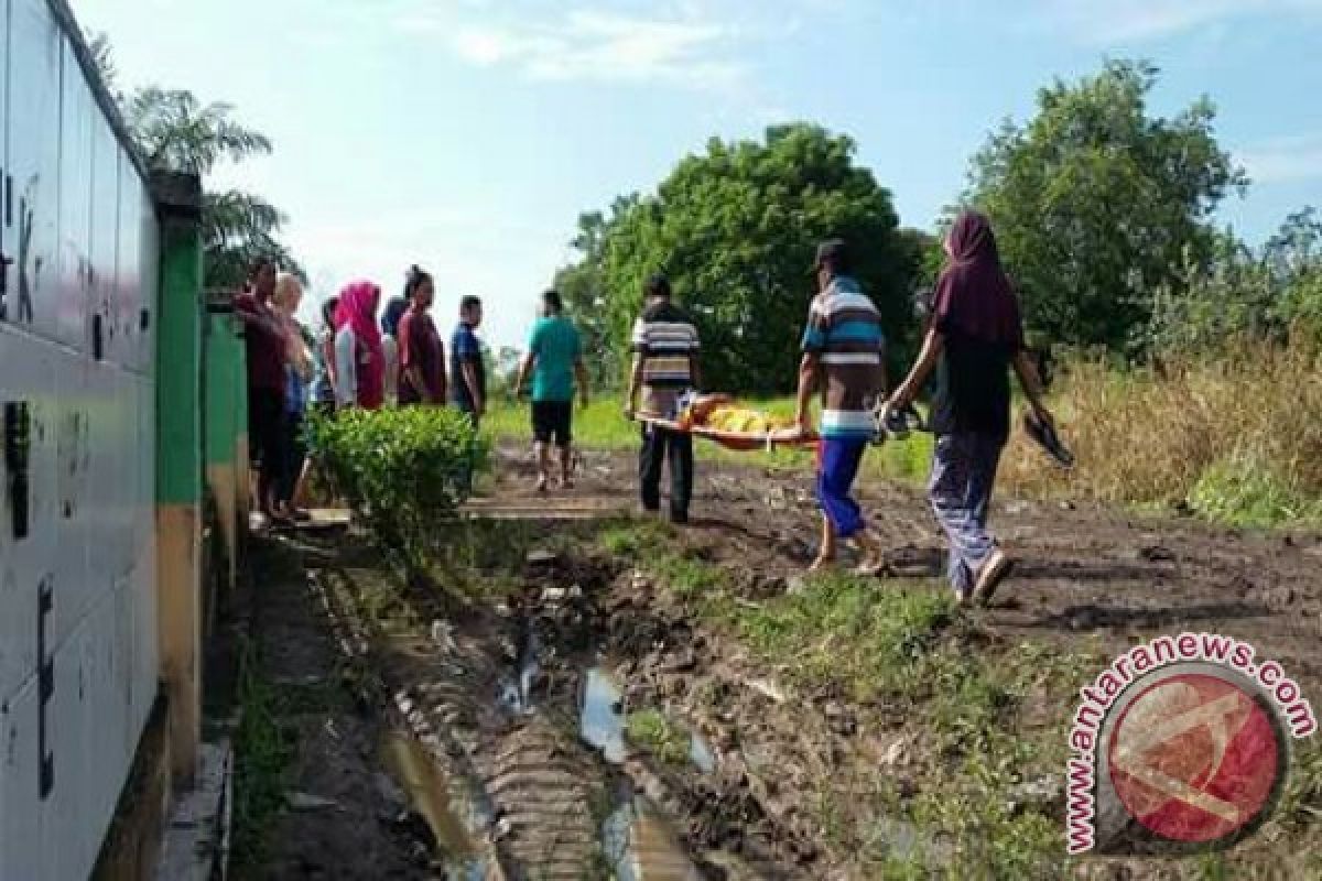 Pasien Ditandu Menuju Puskesmas Karena Jalan Rusak