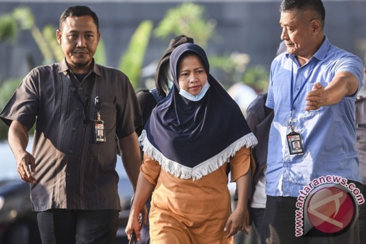 Hakim Bengkulu buang uang ke belakang rumah