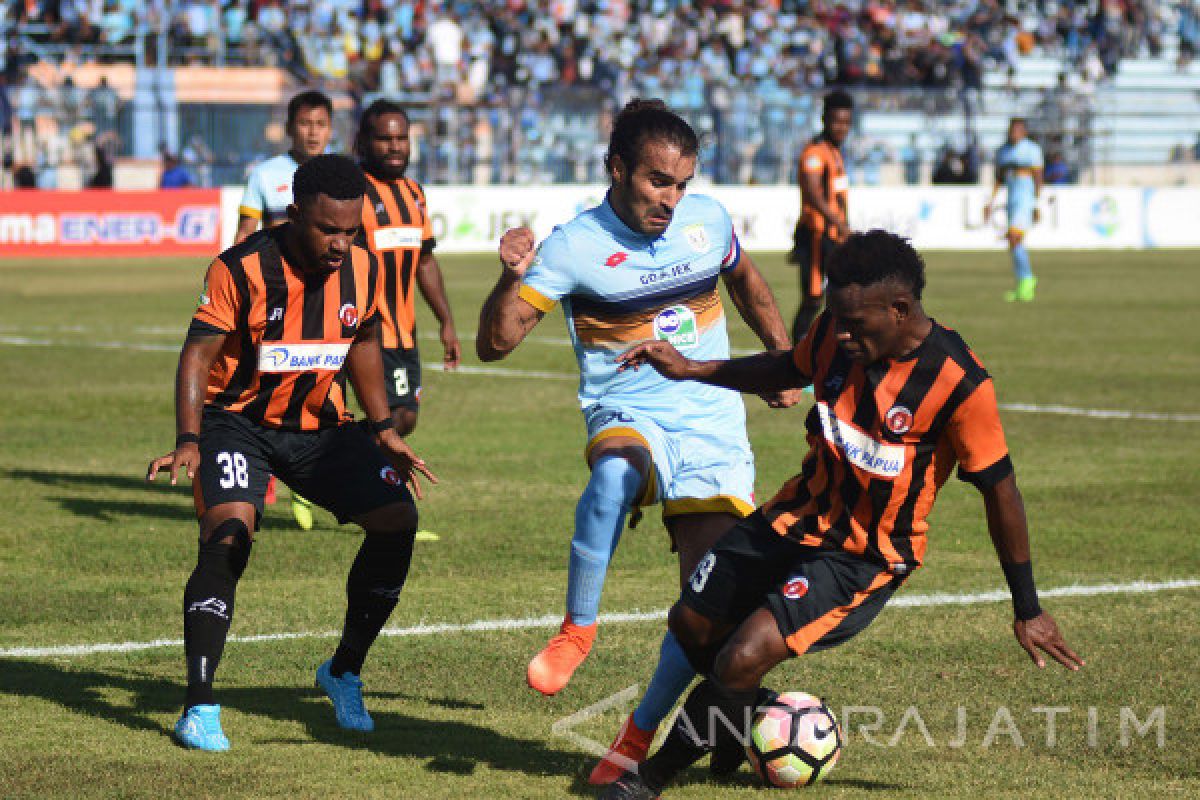 Gol Samsul Arif Bawa Persela Ungguli Perseru 1-0